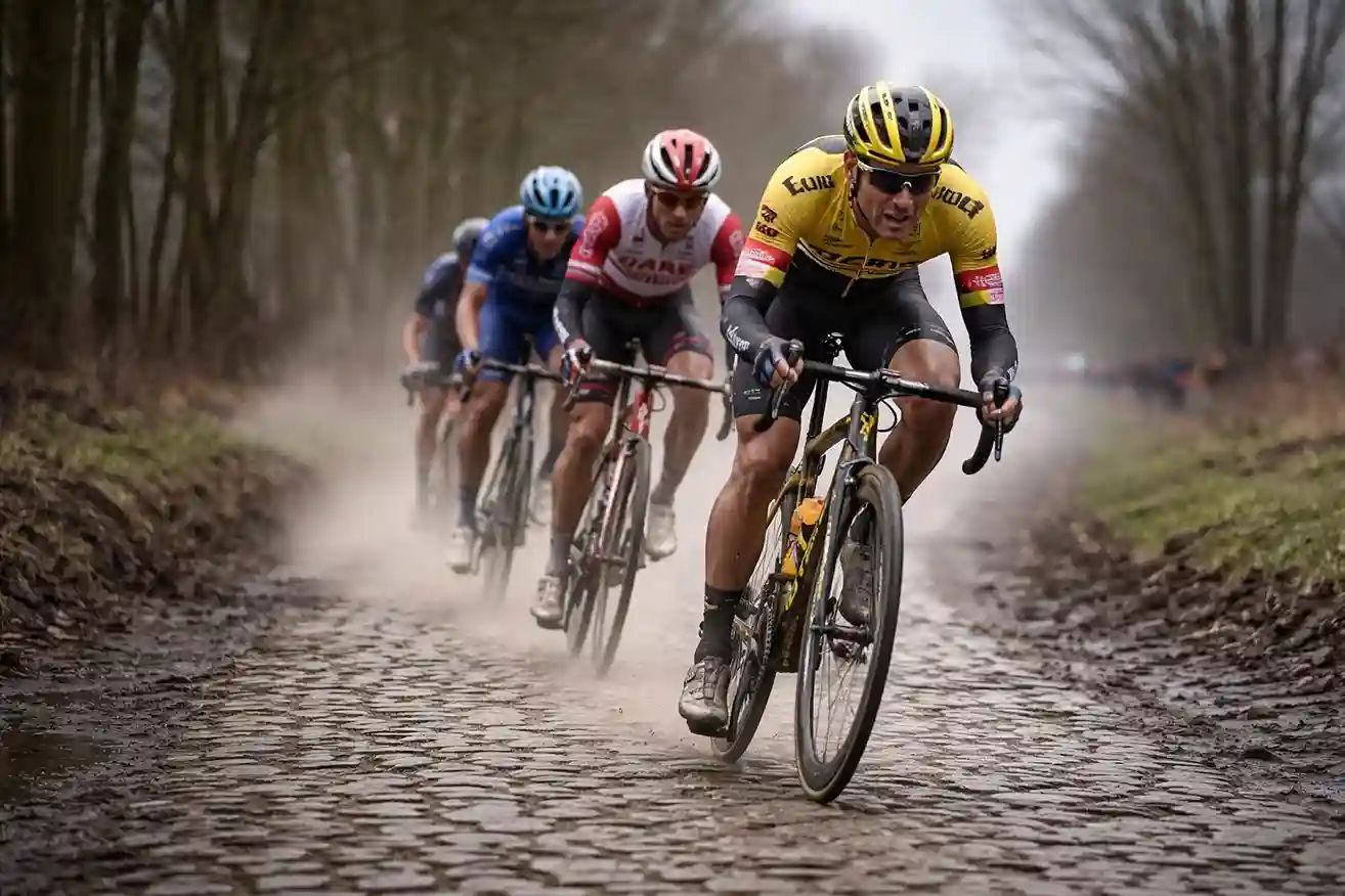 Wielrenners op kasseien tijdens voorjaarsklassieker