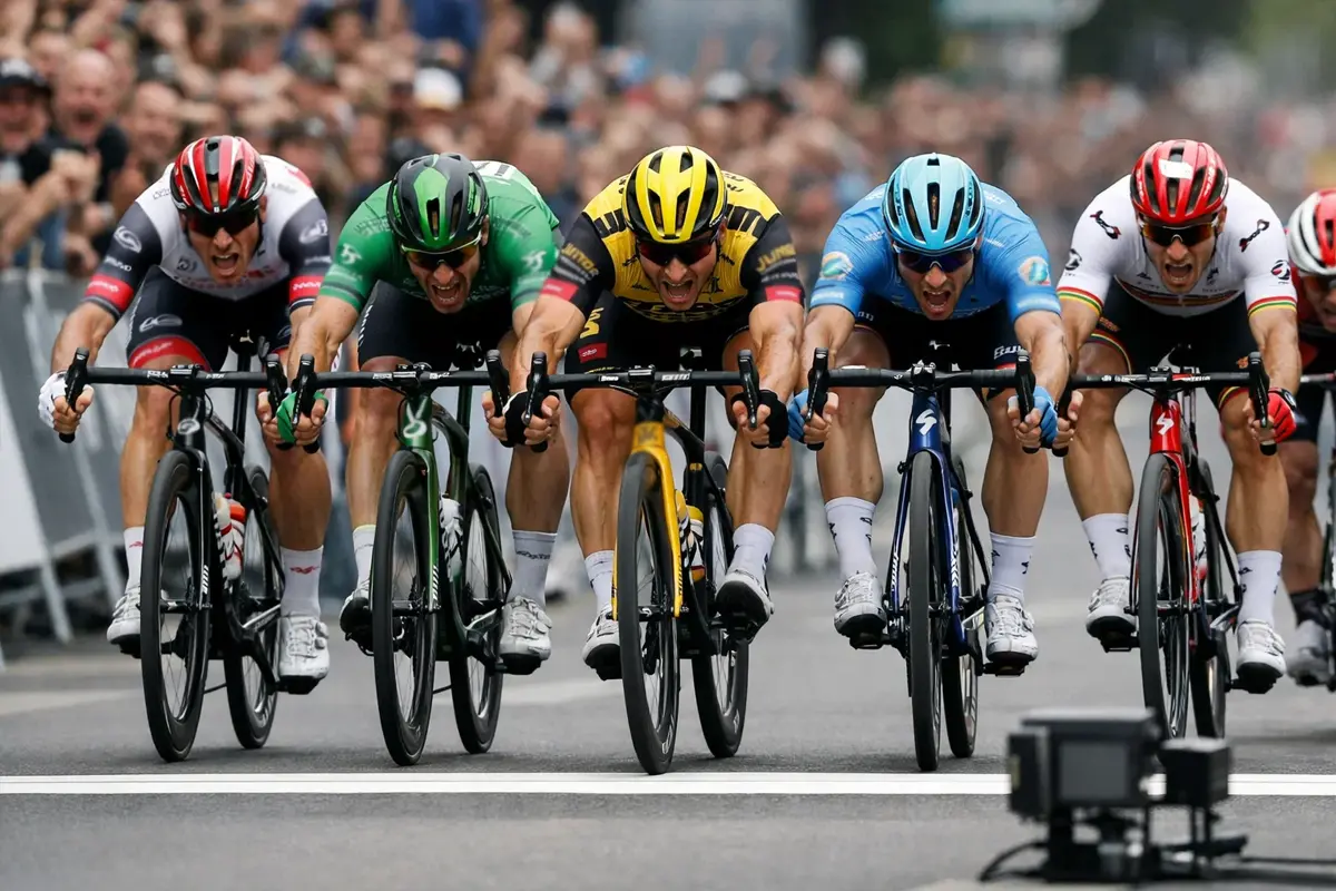 Spannende sprintfinish met wielrenners in gevecht om de overwinning